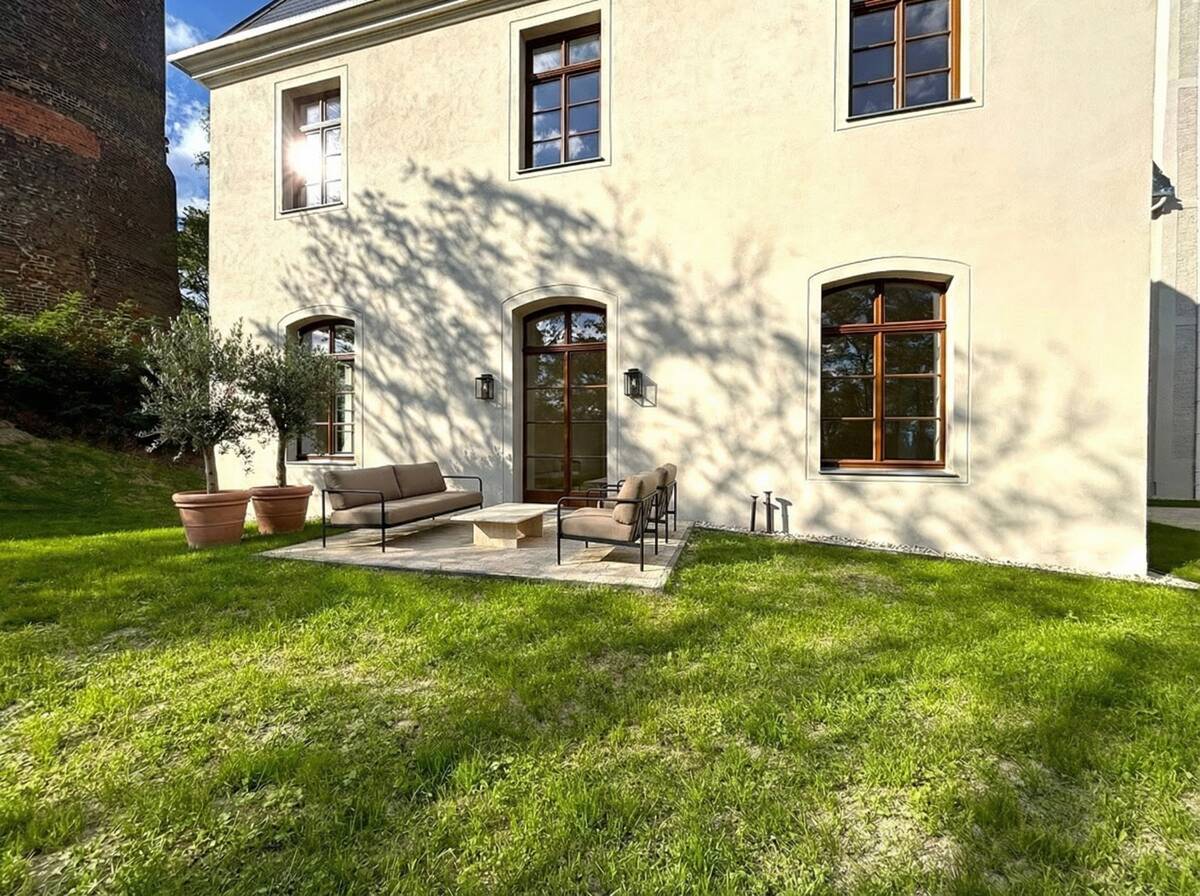 Terrasse mit Beispielmöblierung