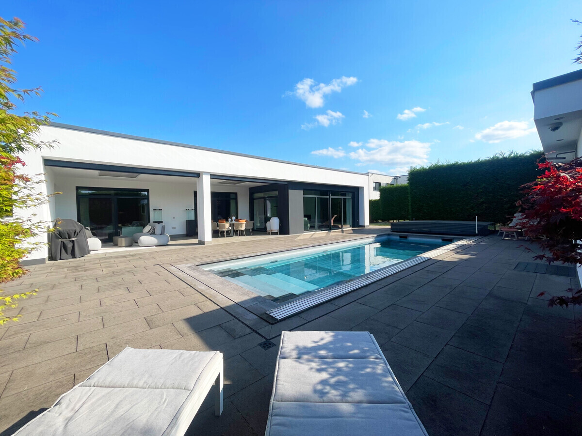 sichtgeschützter Poolbereich (online)