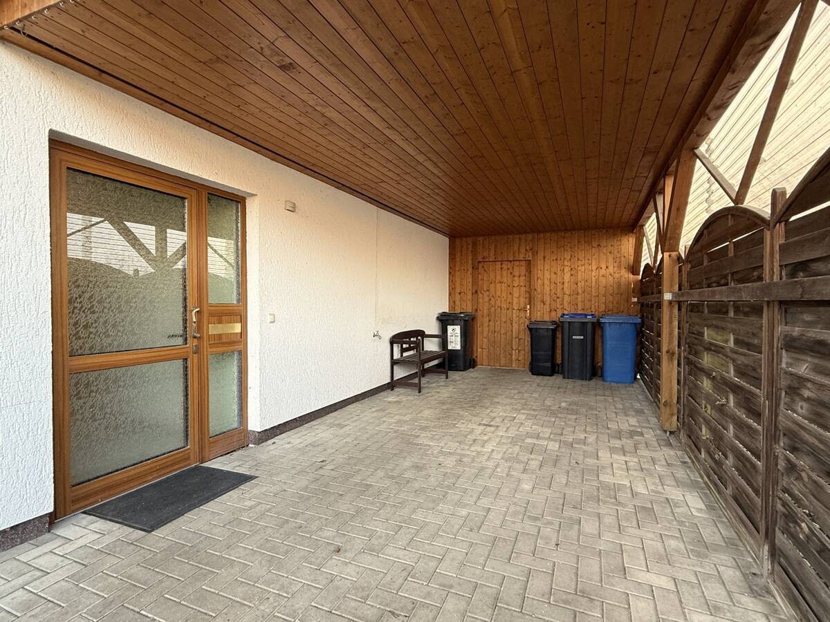 Eingangsbereich und Carport 