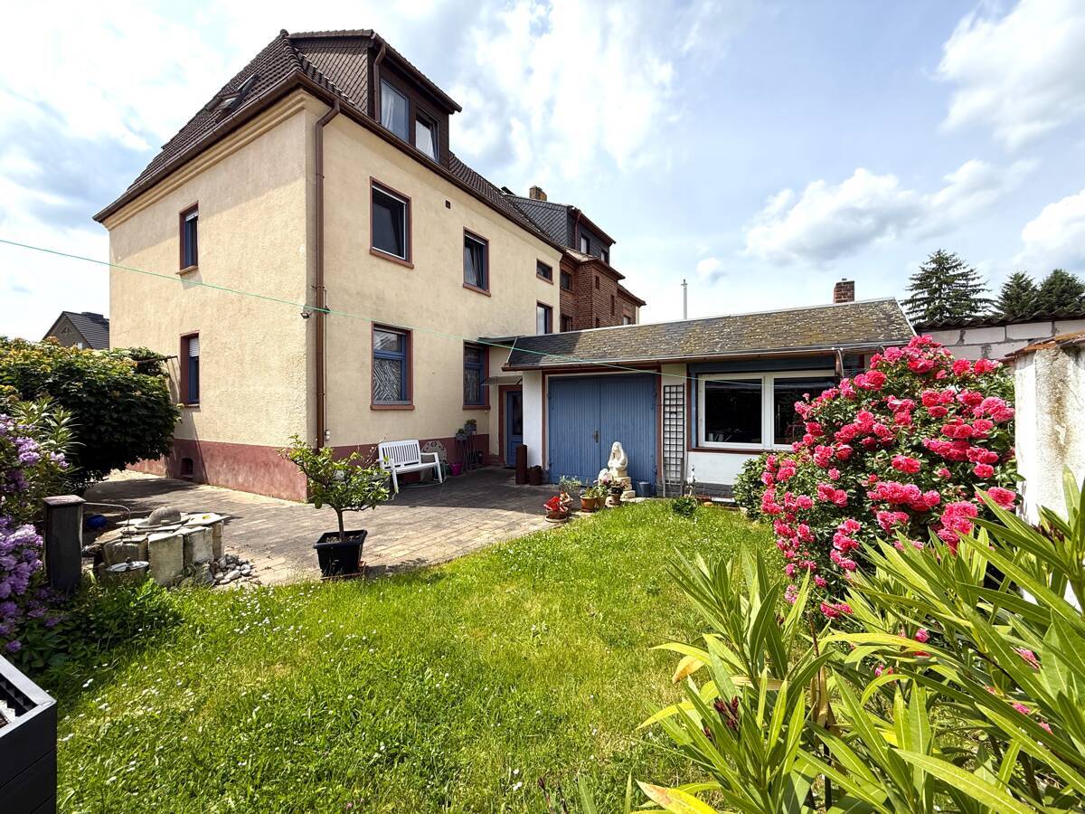 Objektrückseite und Gartenansicht 