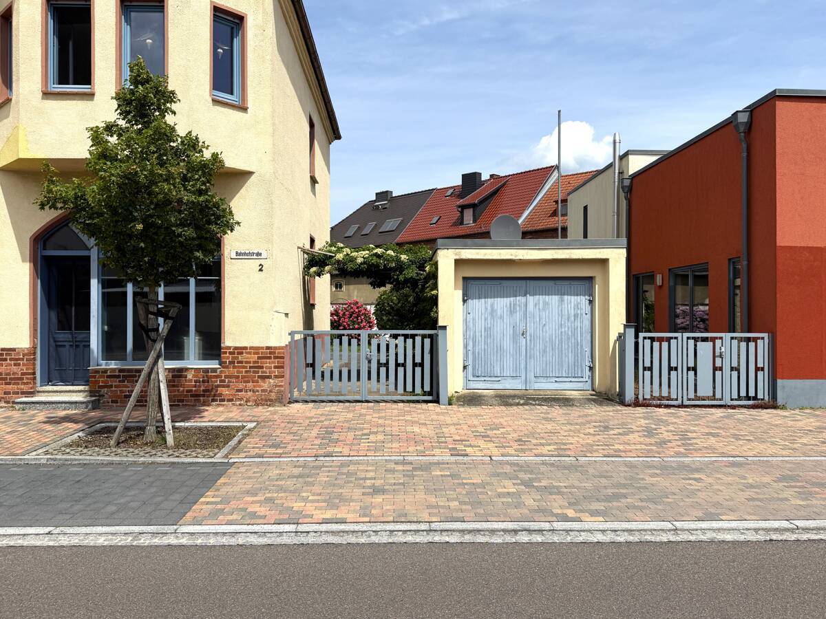 Grundstückszufahrt und Garage 