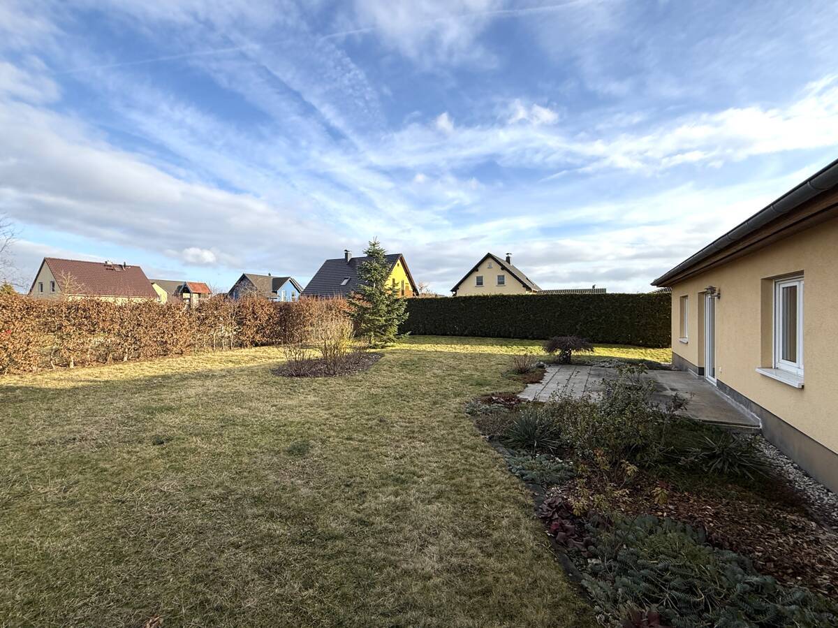 Objekt-Rückseite mit Gartenansicht