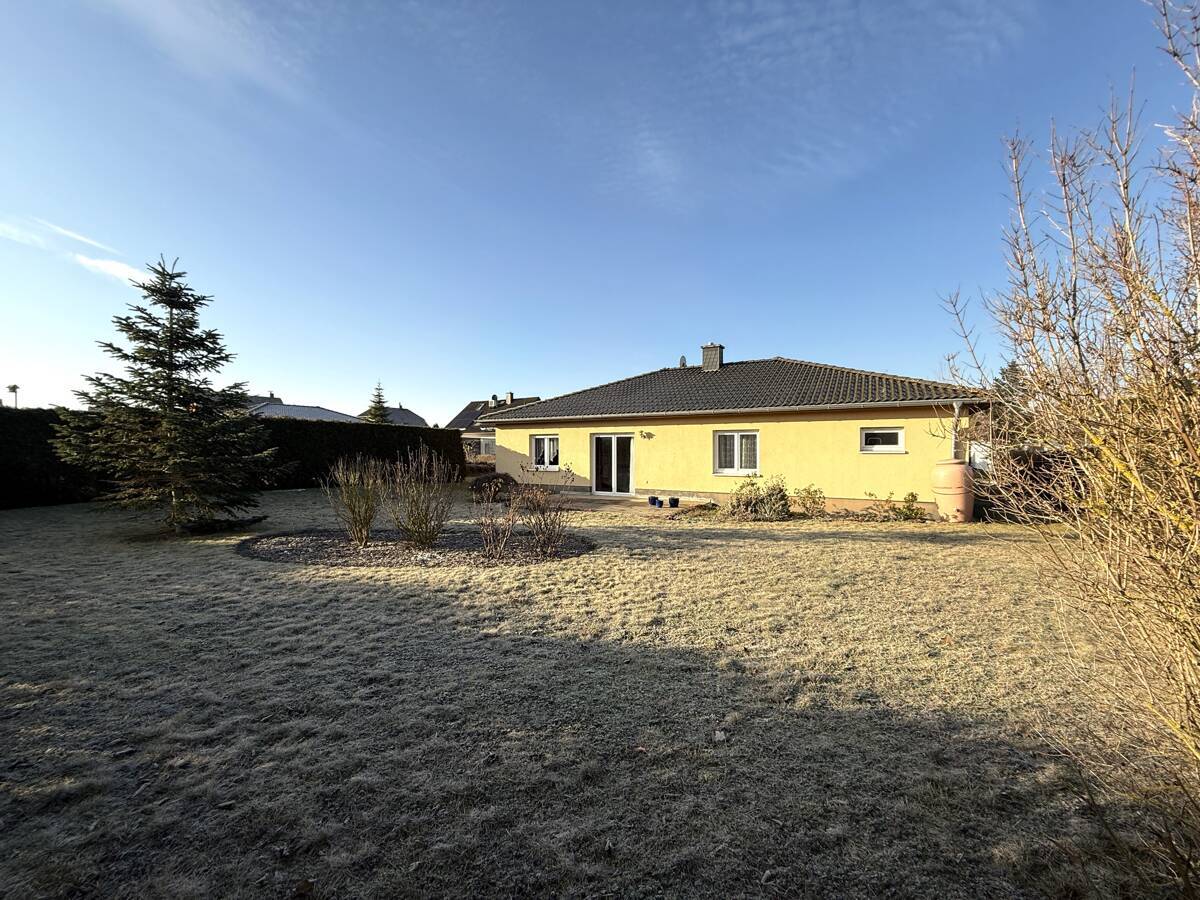 Objekt-Rückseite mit Gartenansicht