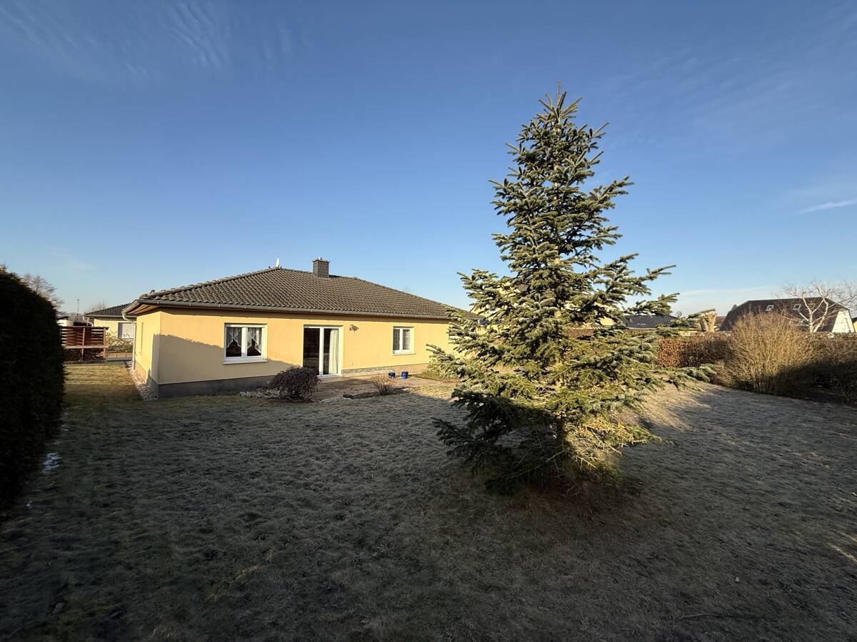 Objekt-Rückseite mit Gartenansicht