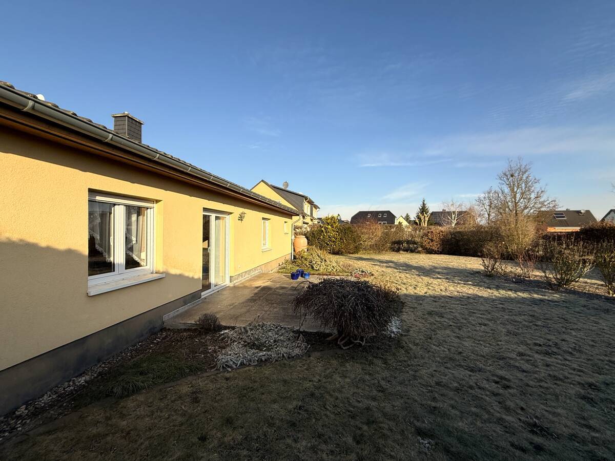 Objek-Rrückseite mit Gartenansicht 