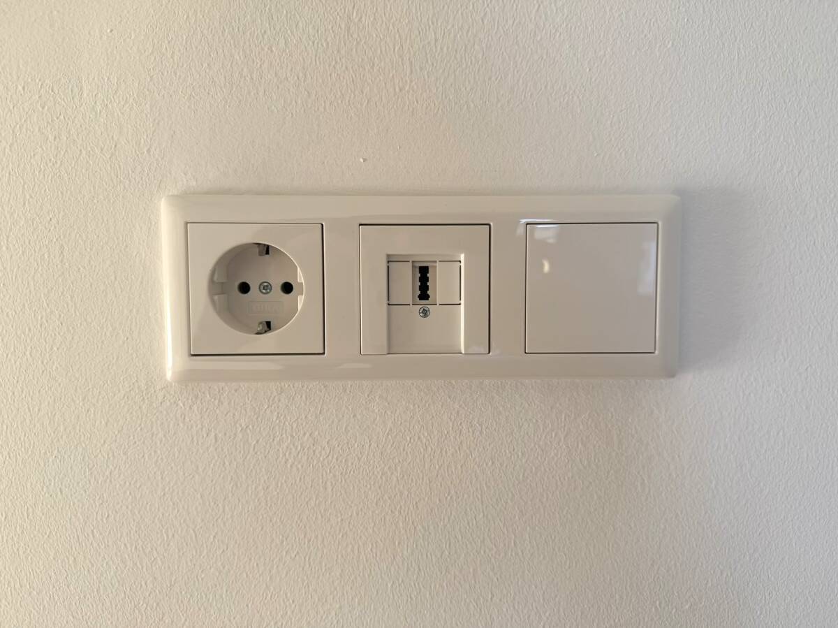 Elektro- und Telekommunikationsanschluss