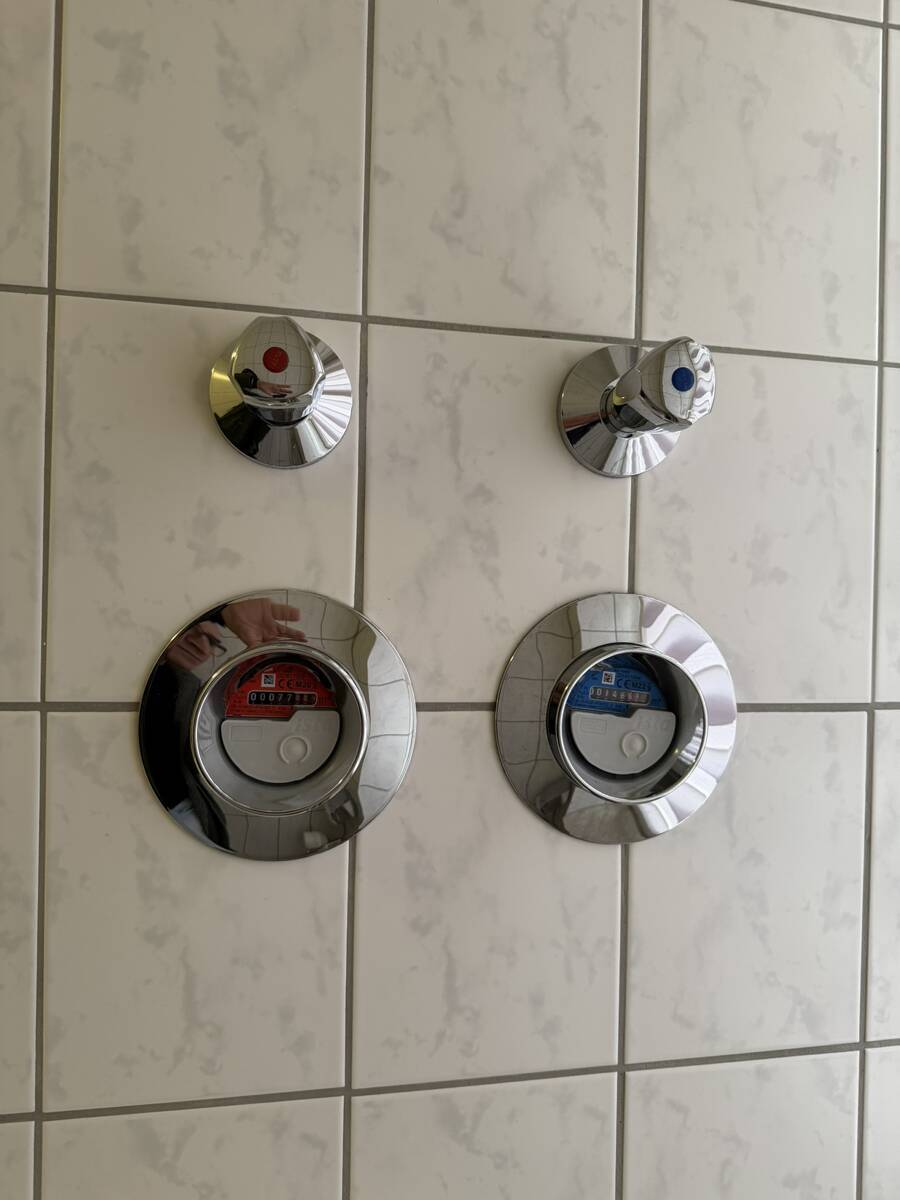 Kalt- und warmwasserzähler Eingang 10b, EG