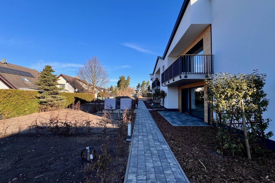 Rückseite mit Blick in die Gärten