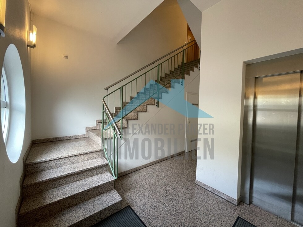 Blick zum Aufzug/Treppe