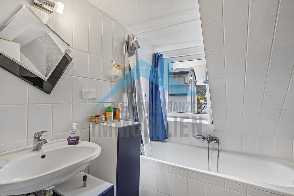 Badezimmer Wohnung rechts 