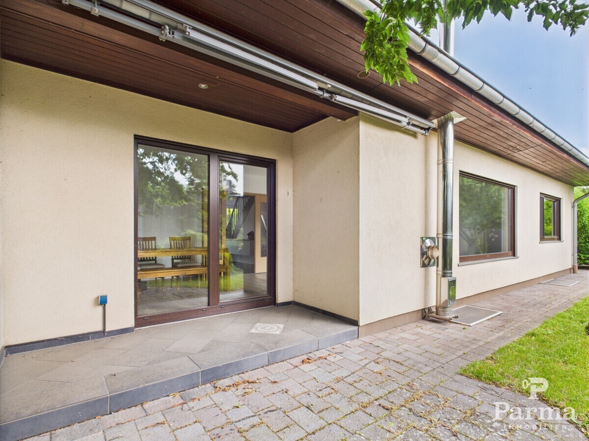 Seitenansicht mit Terrasse