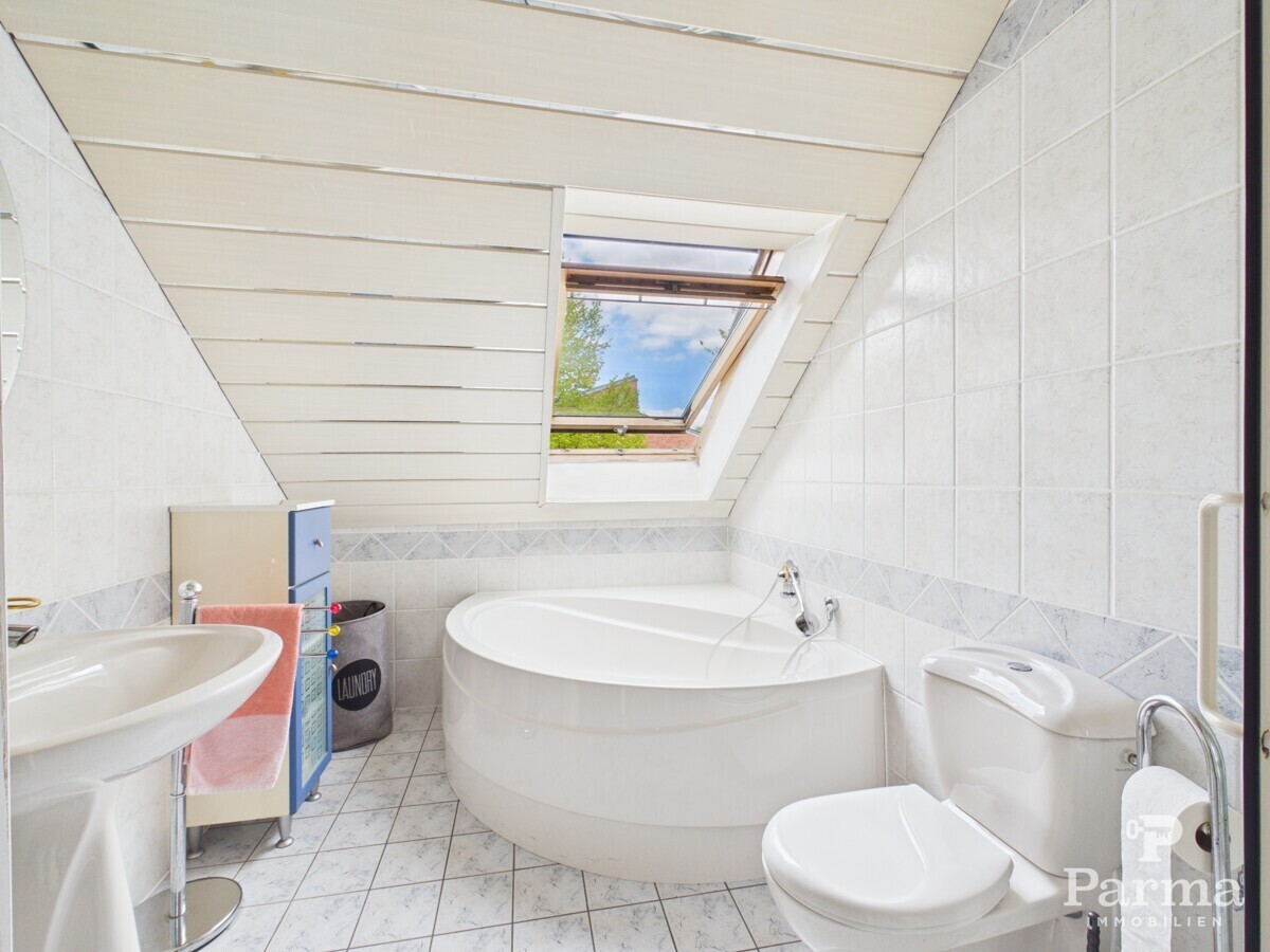 Badezimmer mit Badewanne und Dusche