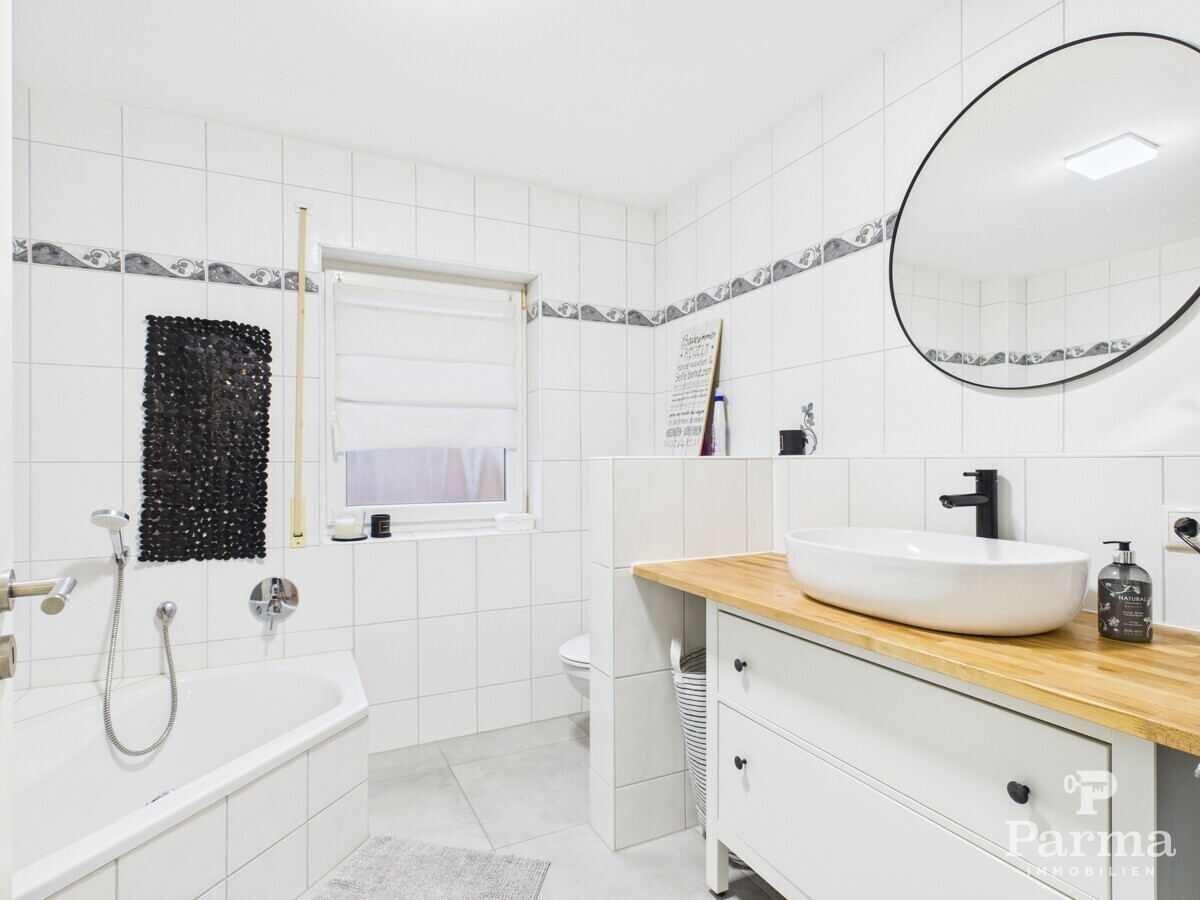 Bad mit Wanne...