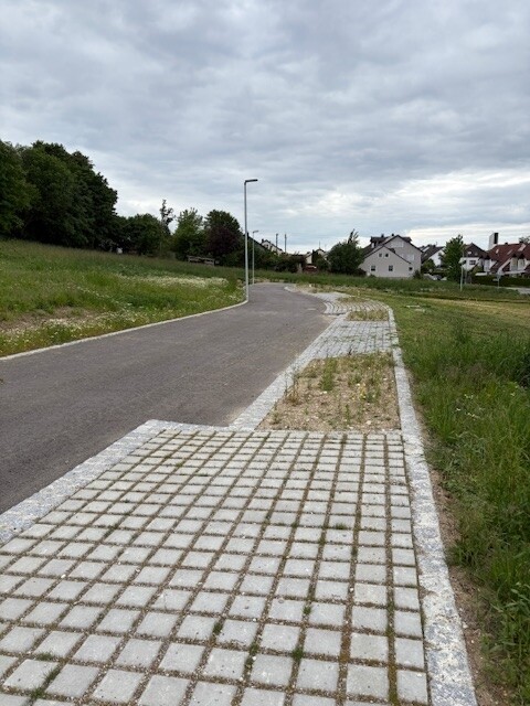 Parkplätze vor dem Grundstück und Beleuchtung wurde erstellt