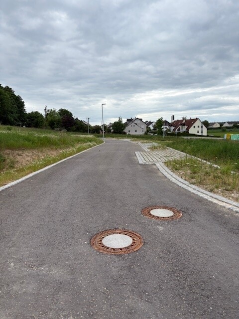 Die erste Straßendeckenschicht ist aufgebracht