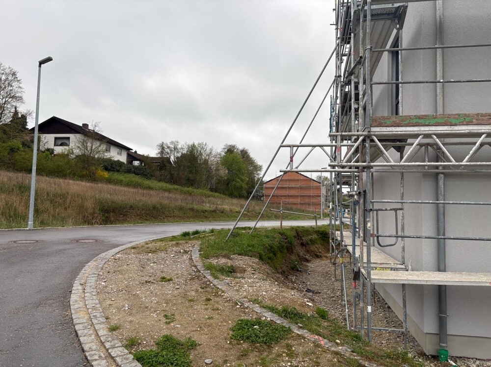 Blick vom Nachbargebäude auf das Grundstück