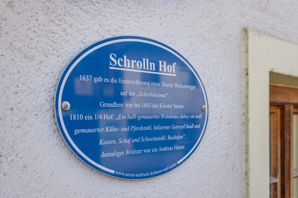 Schild an der Hausfassade