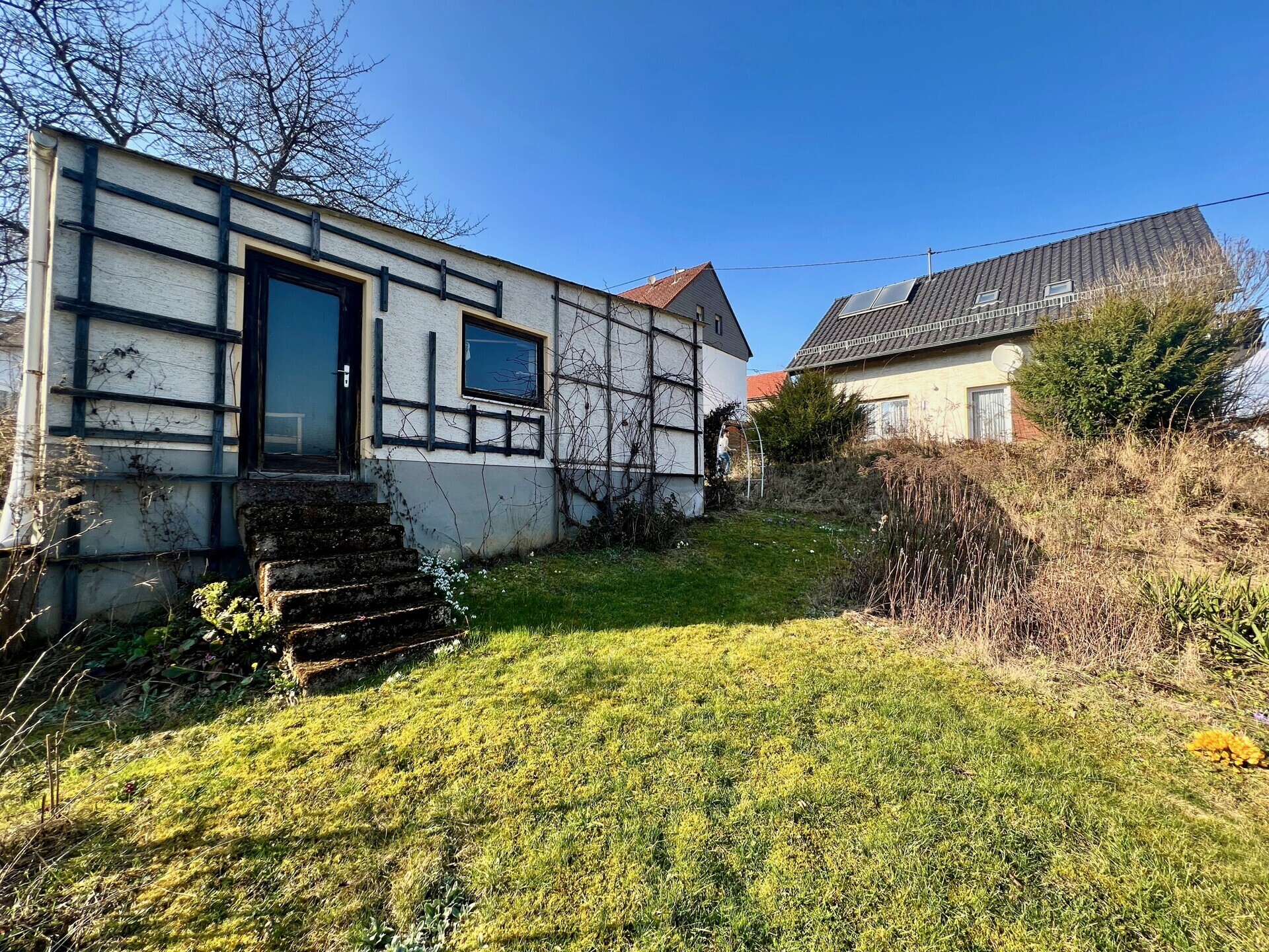 Gartenbereich mit Garage und Wasserbecken
