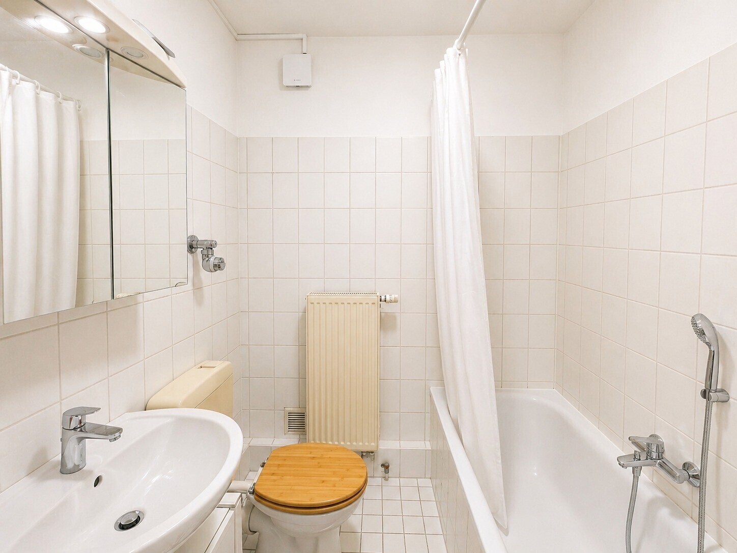 Badezimmer mit Duschwanne