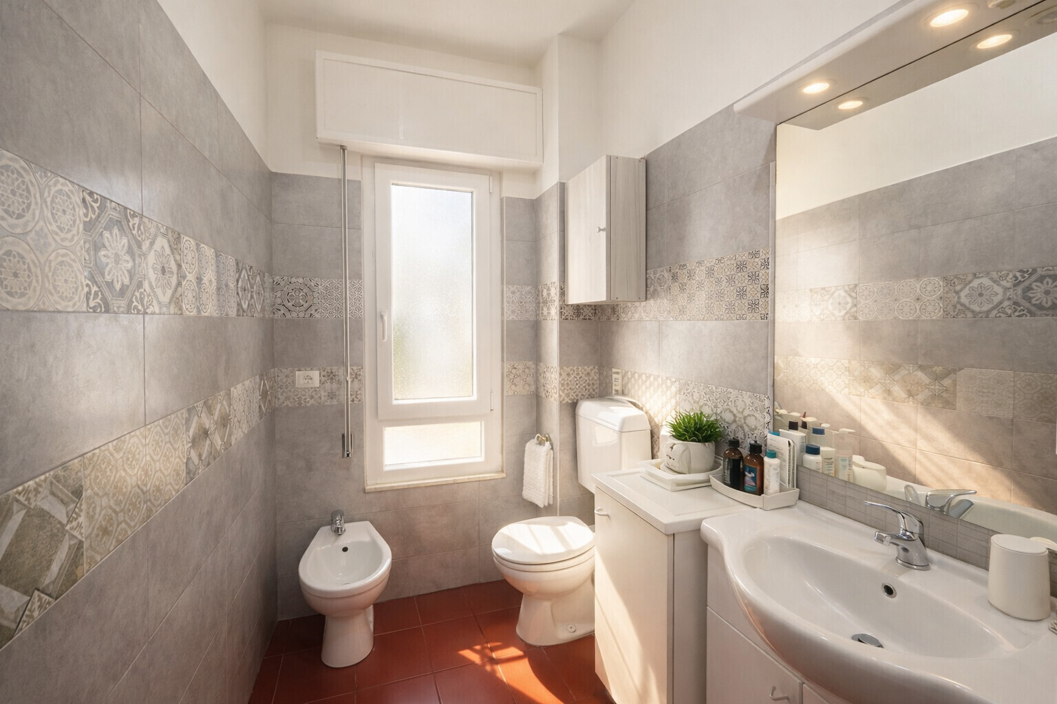 Bagno moderno con luce naturale