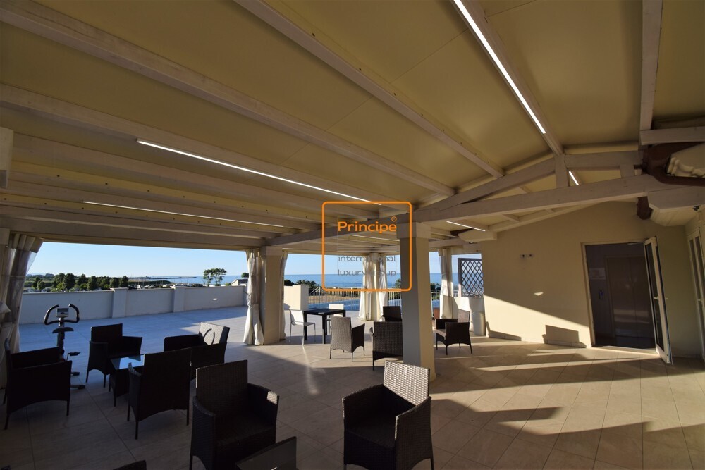 Gazebo su terrazza vista mare