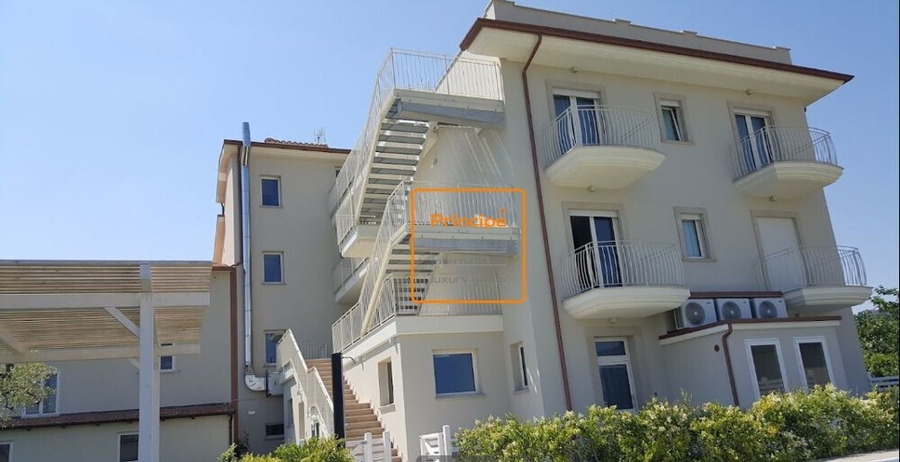 Facciata lato piscina