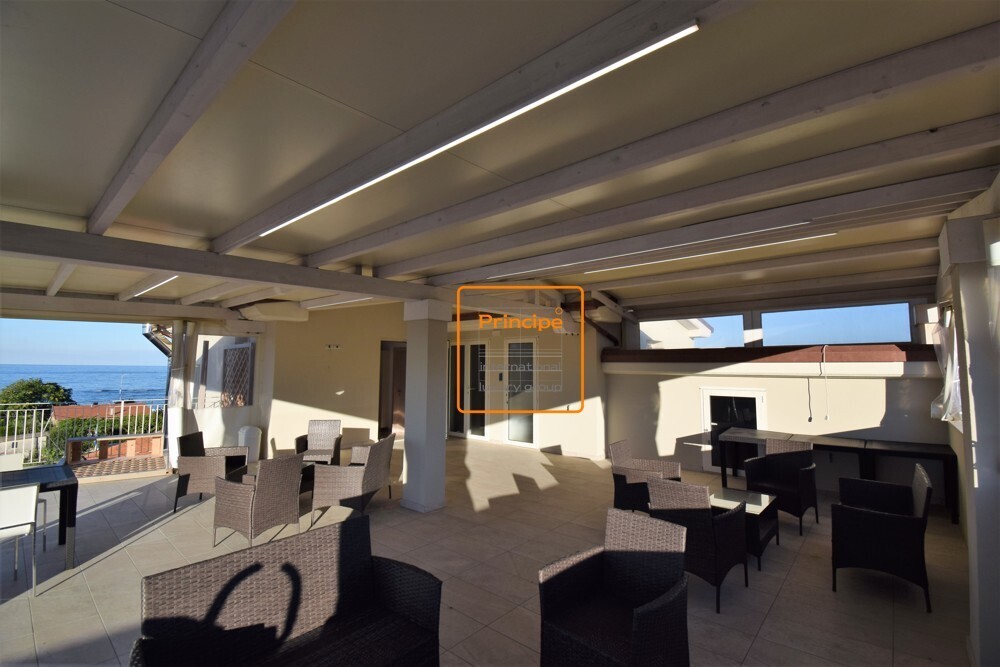 Gazebo su terrazza vista mare