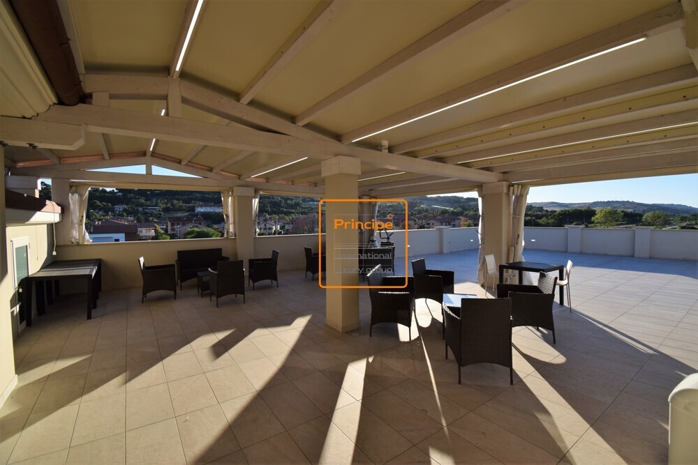 Gazebo su terrazza vista mare