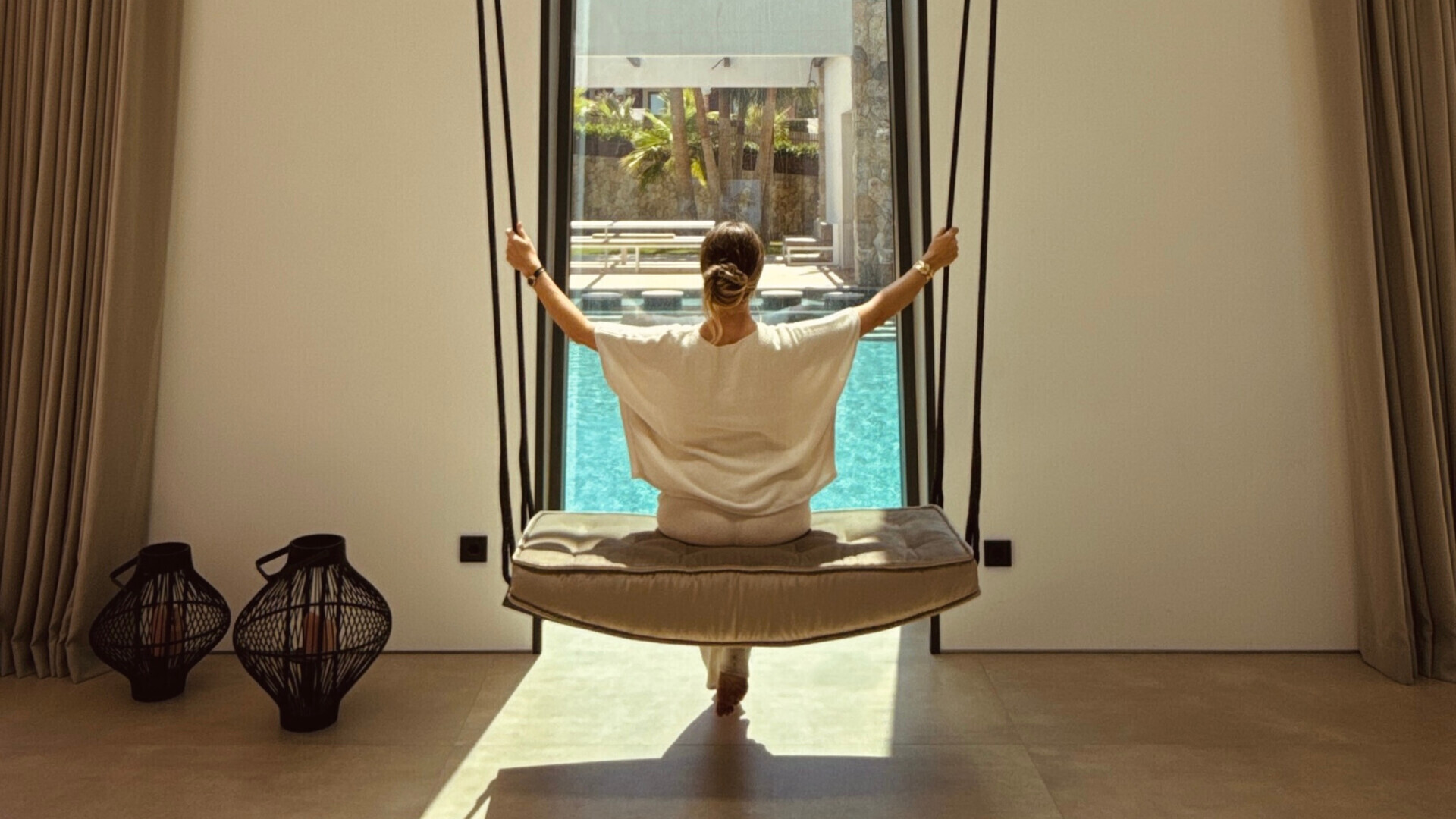 Villa Oasis - Swing Pic Model