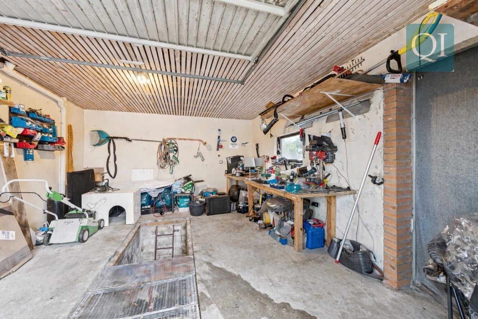 QI-6908 Garage mit Grube