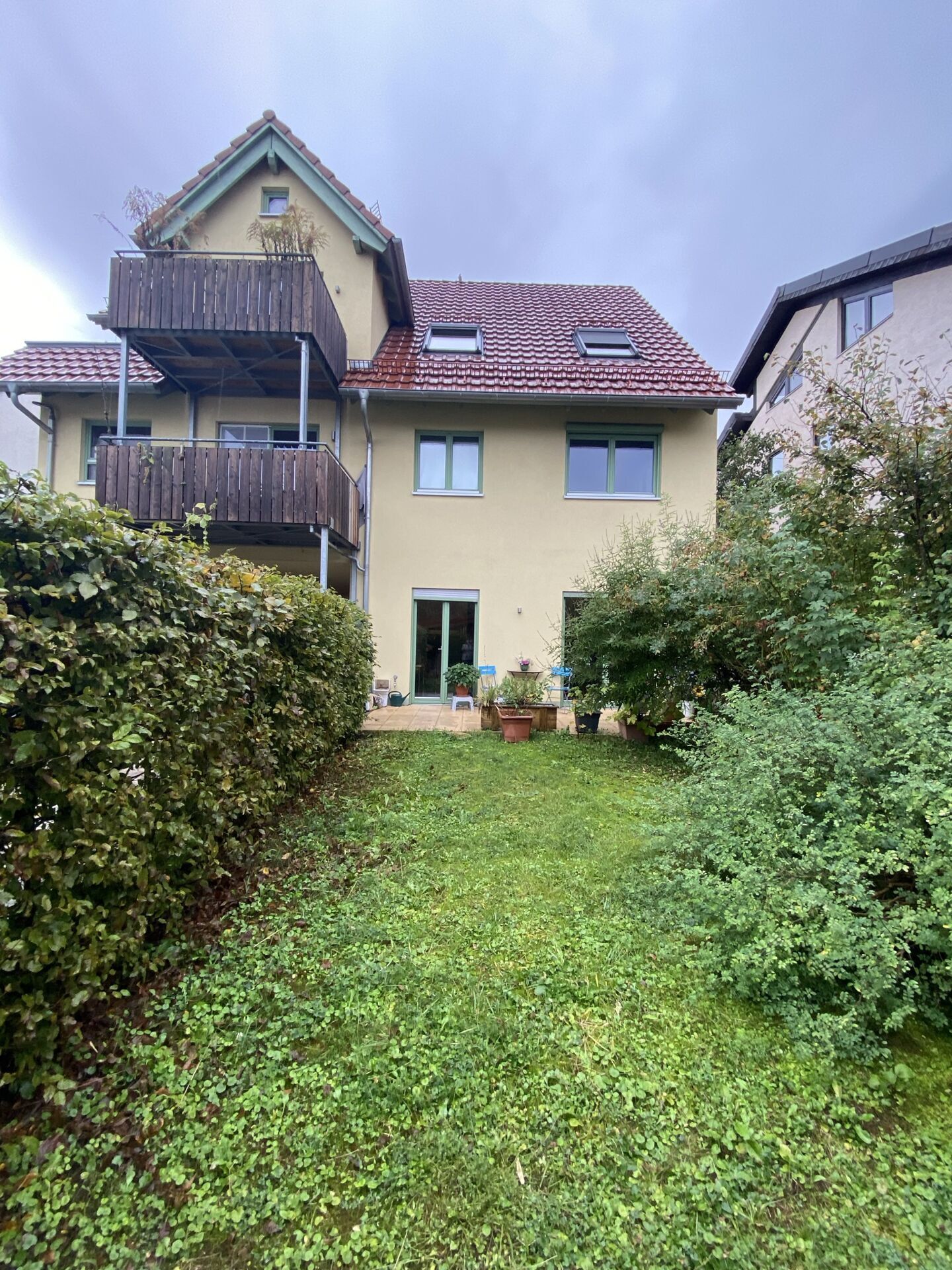 Blick auf Terrassse.Rasenfläche