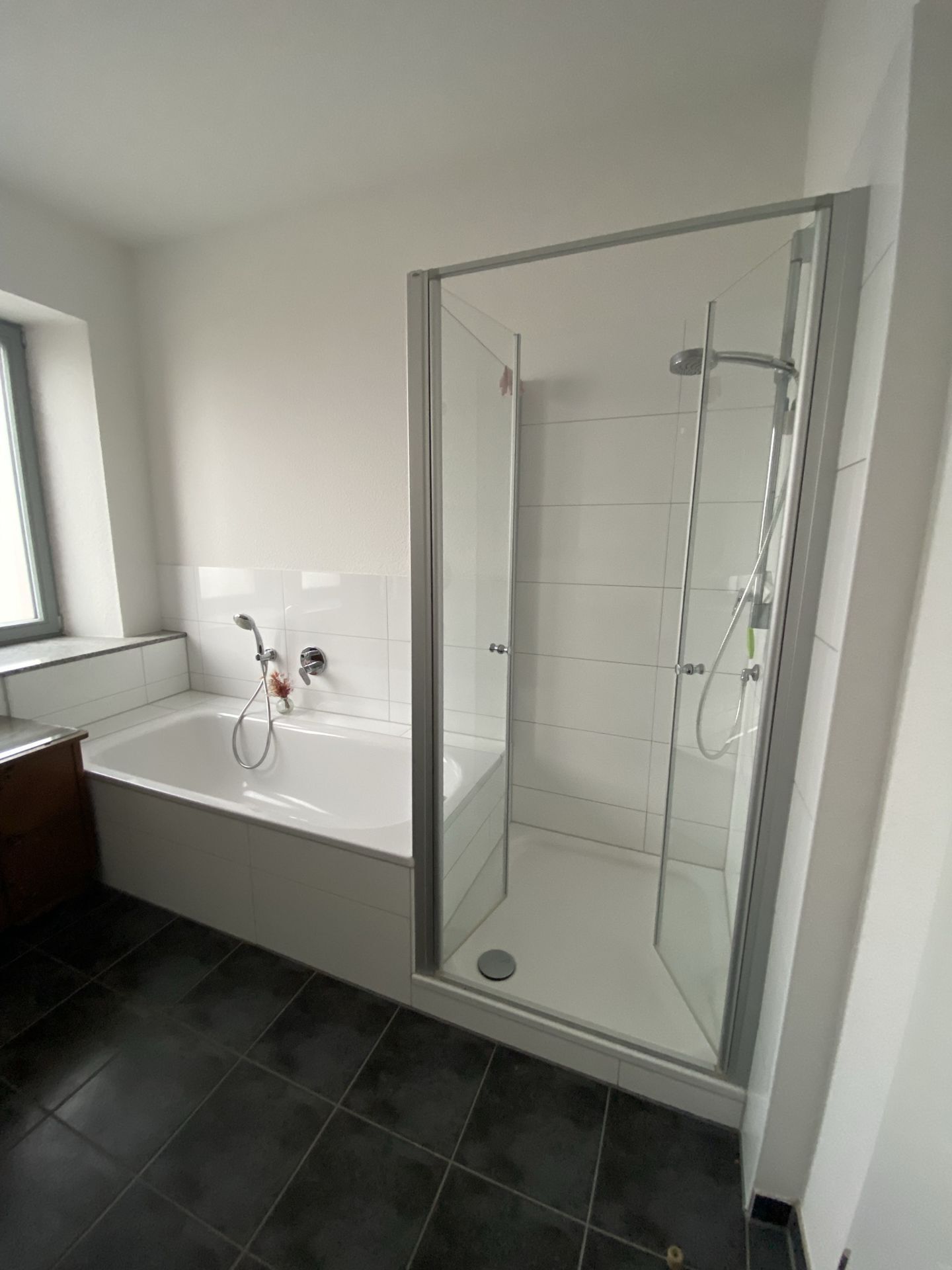 Dusche mit Badewanne, Bad