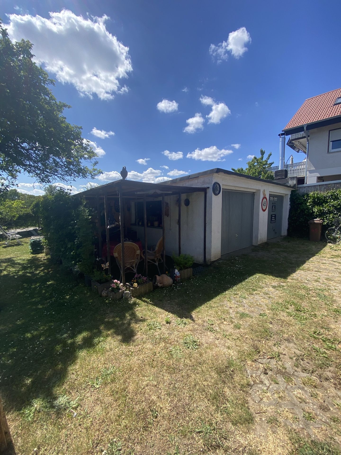 Garten Blick zu Garagen