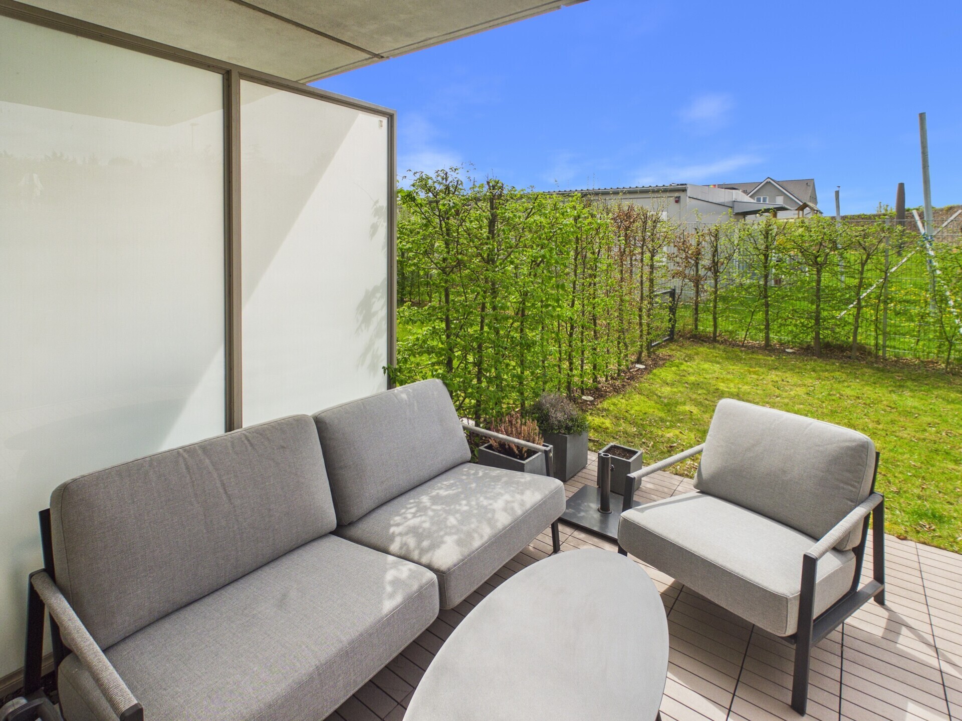 Terrasse mit Gartenmöbeln