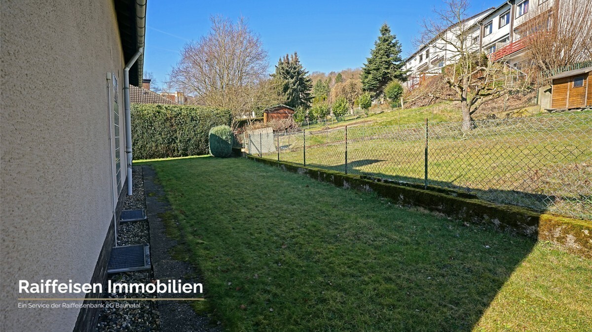 RAIBA IMMO - Wohnen am Sonnenhang 1 - Gartenstreifen hinterm Haus
