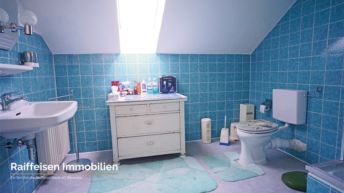RAIBA IMMO - Wohnen am Sonnenhang 1 - Badezimmer blau OG