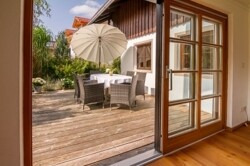 Zugang vom Wohnzimmeranbau zur Terrasse 