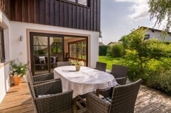 Terrasse mit Blick zur Schiebetüre