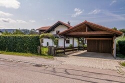 Ostansicht Haus + Carport