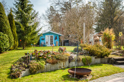 8_Garten mit Blockhaus