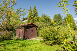 Gartenanteil mit Gartenhäuschen