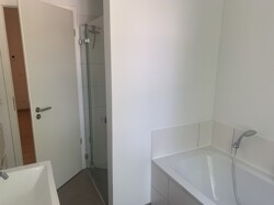Dusche und Wanne