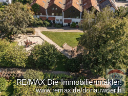 Blick über die Gartenpergola zum Spielplatz mit der nächsten Hausreihe