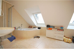 Badezimmer mit Dusche und Wanne