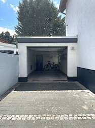 Garage mit Stellplatz davor