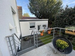 Blick Terrasse zu hinterem Bereich Garage