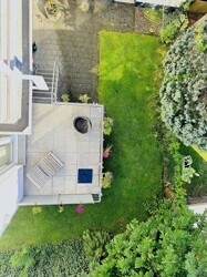 Blick vom Balkon auf Terrasse