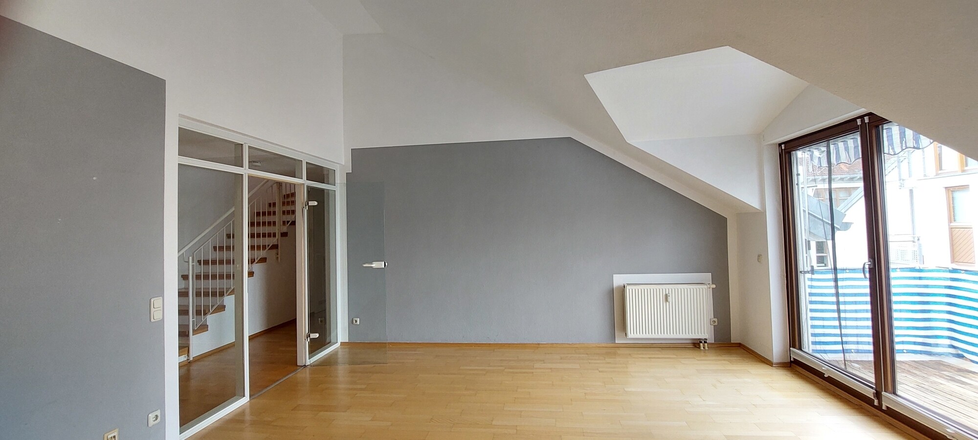 Wohnzimmer und Balkon