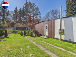 Eingang und Kaminschornstein