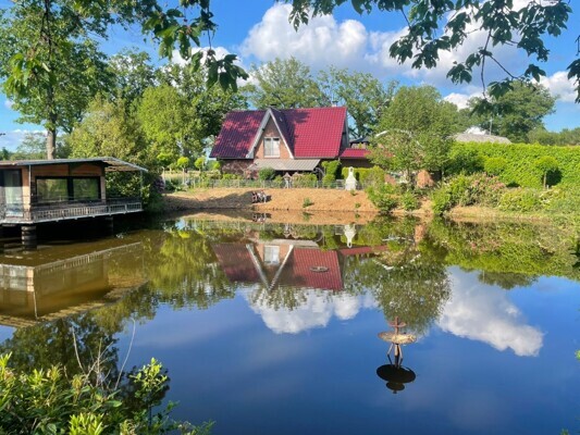 Haus mit Teich